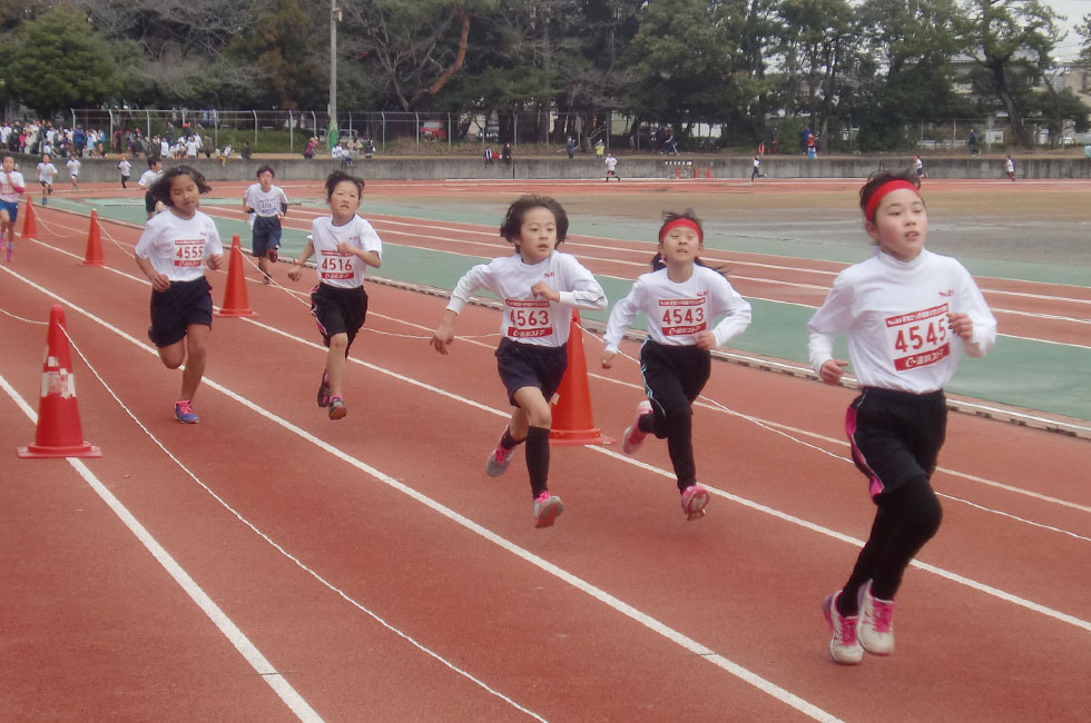 4年女子の力走「ゴールはもうすぐだぞ～　頑張れ～」