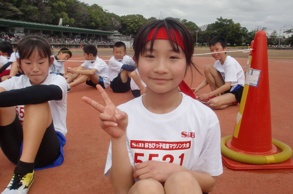 5年女子優勝の米澤さん。5連覇達成に笑顔でＶサイン。