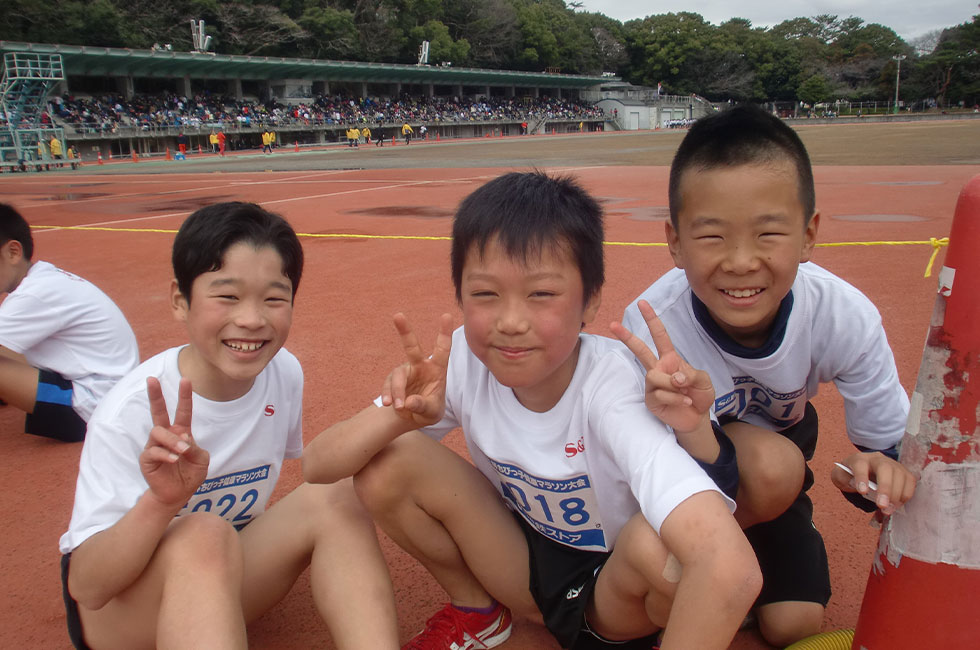 5年男子上位3名が仲良く笑顔でＶサイン。左から2位原田くん、1位伊藤くん、3位相羽くん。