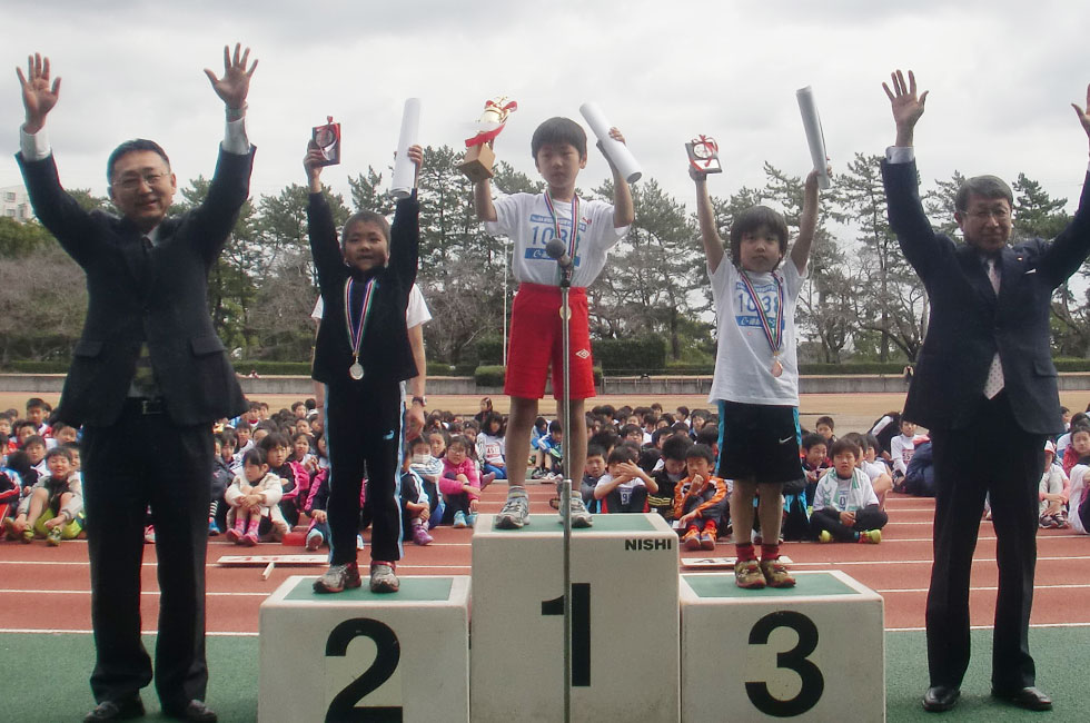 1年男子表彰。左から2位柘植くん、1位小川くん、3位鈴木くん。