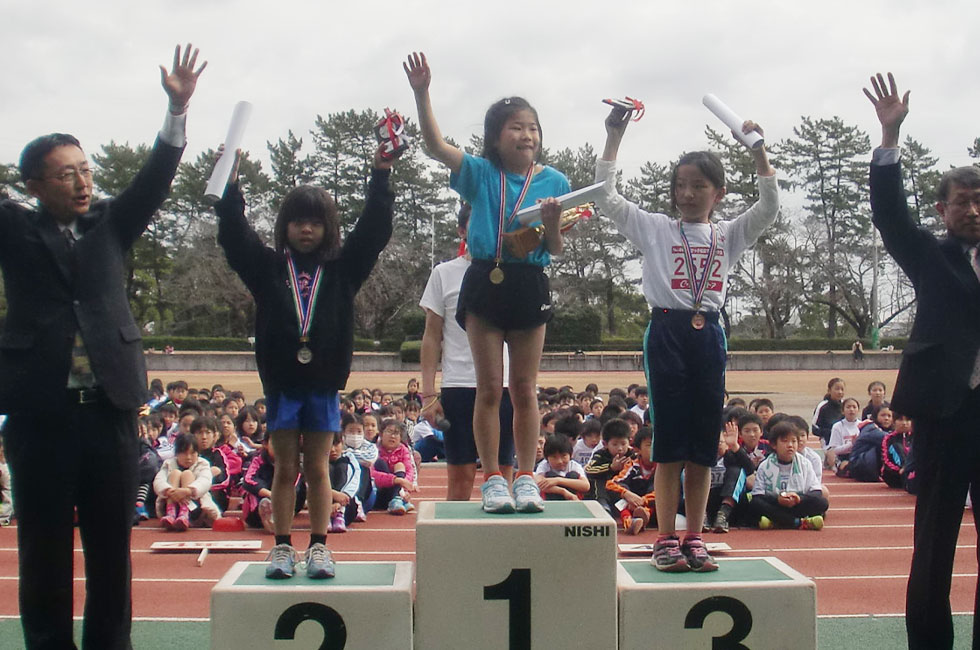 2年女子表彰。左から2位髙橋さん、1位酒井さん、3位鈴木さん。