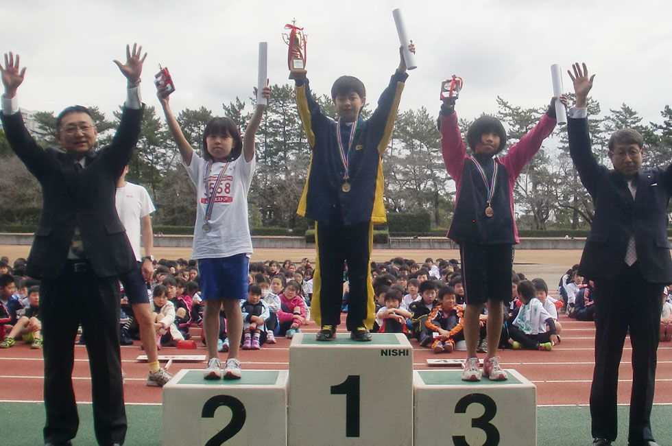3年女子表彰。左から2位秋山さん、1位蜂須賀さん、3位羽田さん。