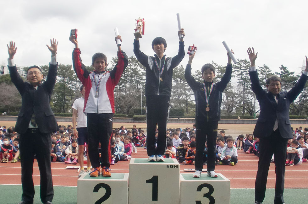 6年男子表彰。左から2位中嶋くん、1位牛くん、3位原田くん。