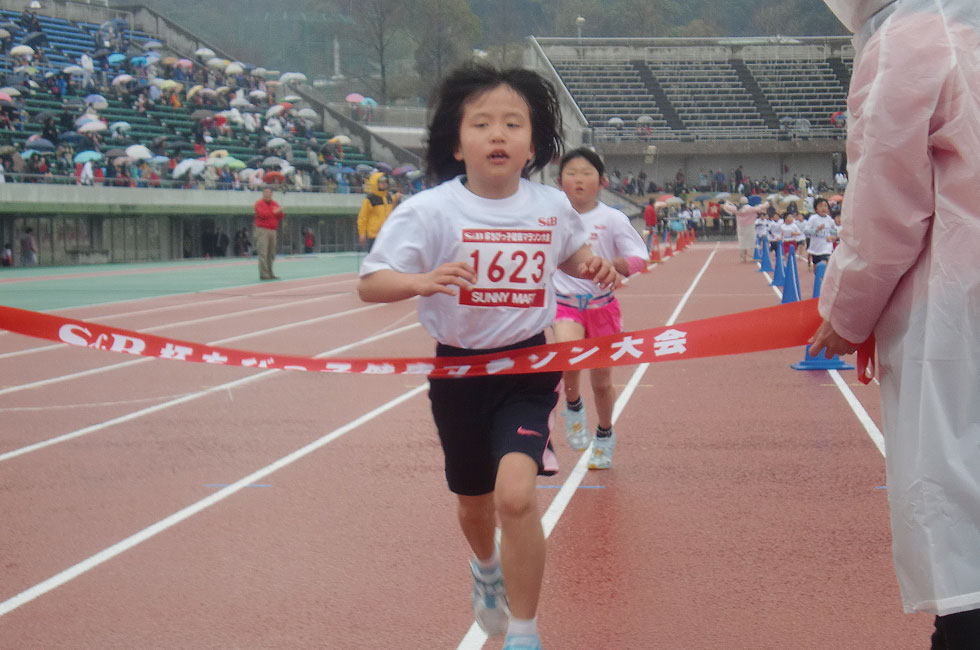 1年女子は濱田さんが6分33秒で優勝。