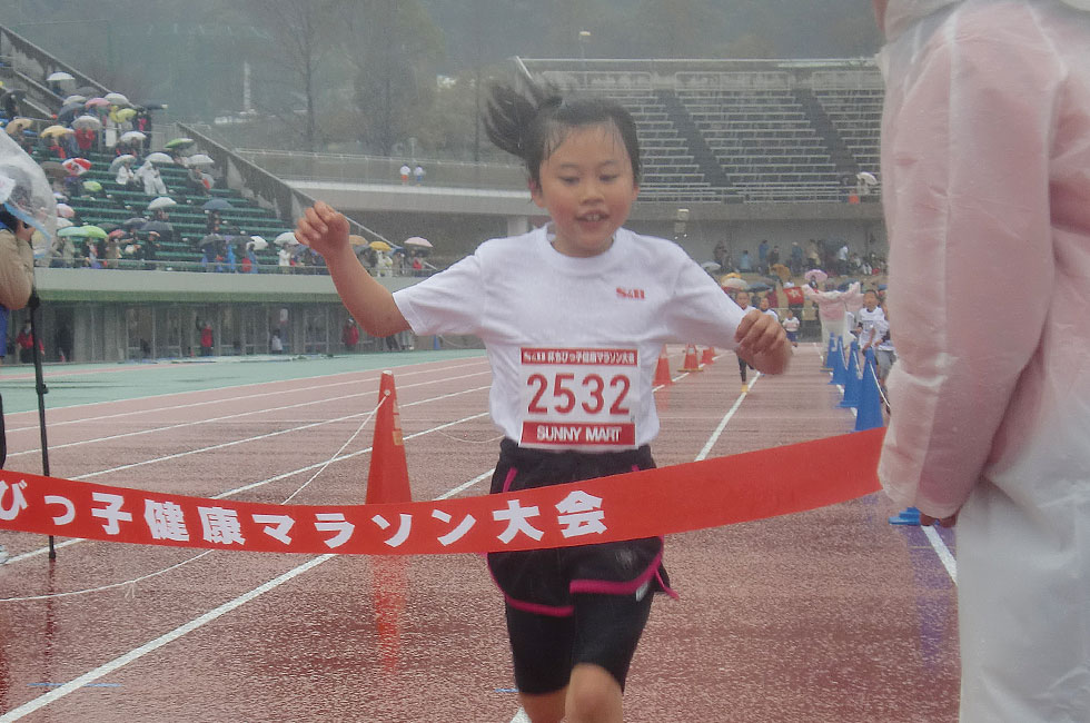 2年女子は岡松さんが好記録で連覇達成。