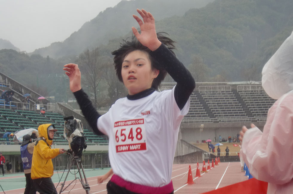 6年女子は谷口さんが11分25秒で初優勝。