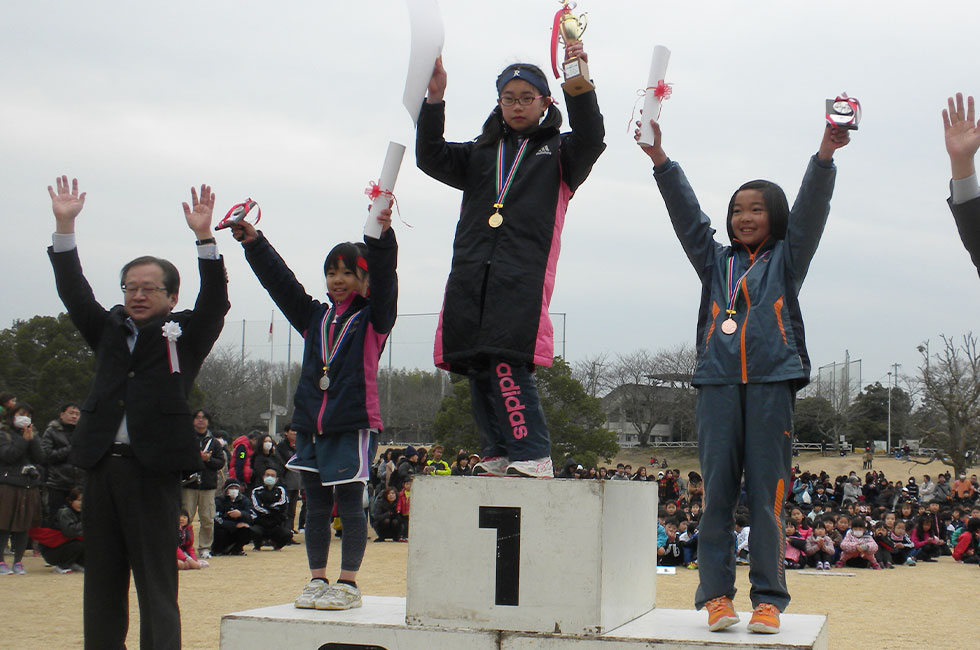 3年女子、優勝は坂田さん。2位は山田さん、3位は柳沢さんと続いた。