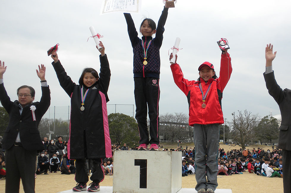 4年女子は澤田さんが好タイムで優勝。2位は澤井さん、3位は花井さん。