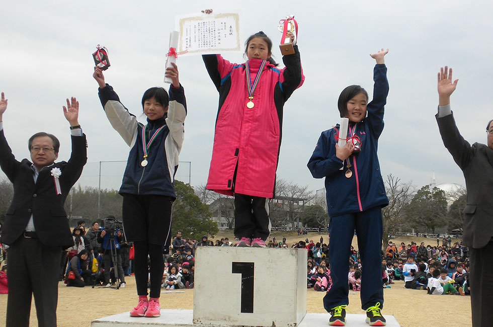 5年女子は山田さんが初優勝。2位は竹田さん、3位は倉田さん。