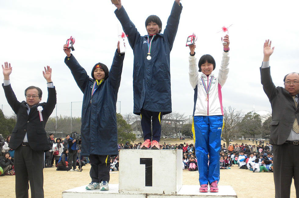 6年女子は渡辺さん好タイムで優勝。2位は山田さん、3位は竹口さん。