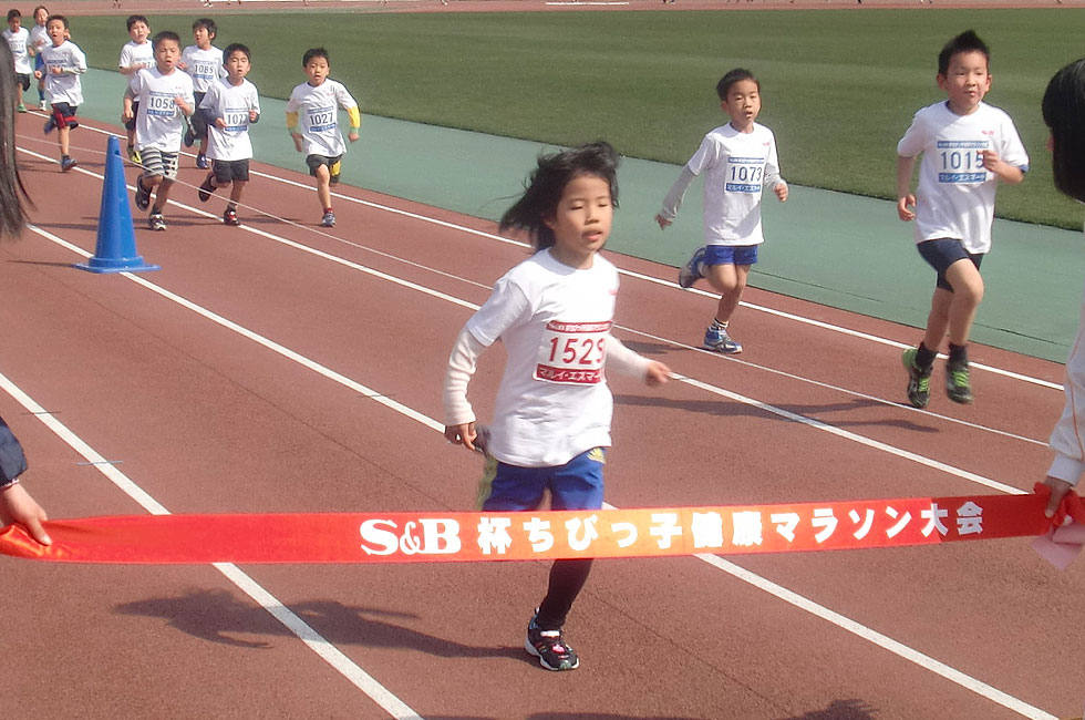 1年女子は白水さんが鳥取大会歴代2位となる6分29秒で優勝。