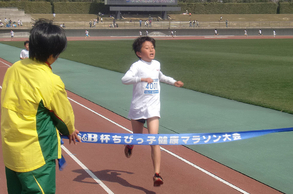 4年男子は青戸くんが7分33秒で3連覇達成。
