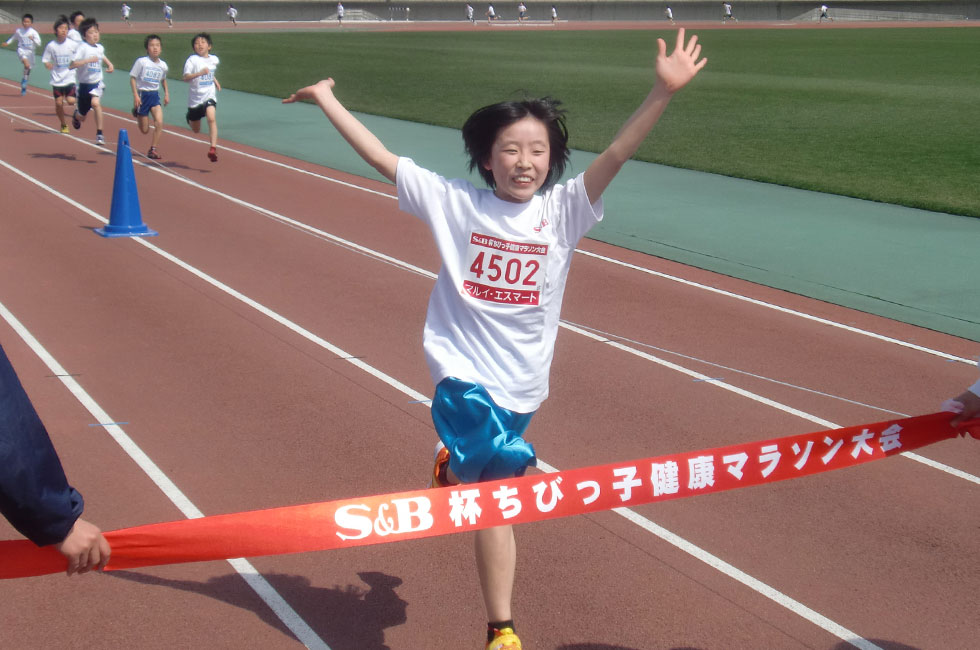 4年女子は浅田さんが鳥取大会新記録となる7分33秒で3連覇。