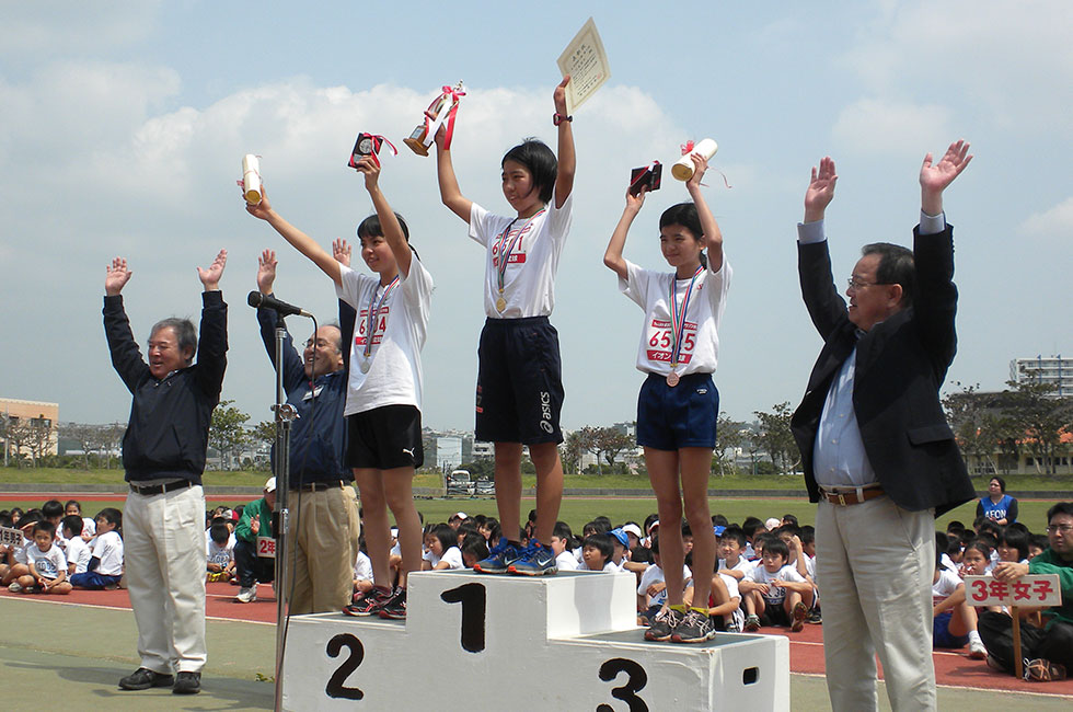 6年女子は川本さんが大会新、2位は昨年覇者仲さん、3位は宮里さん。