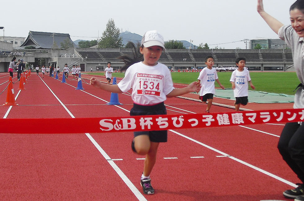 1年女子は入船さんが7分24秒で優勝。