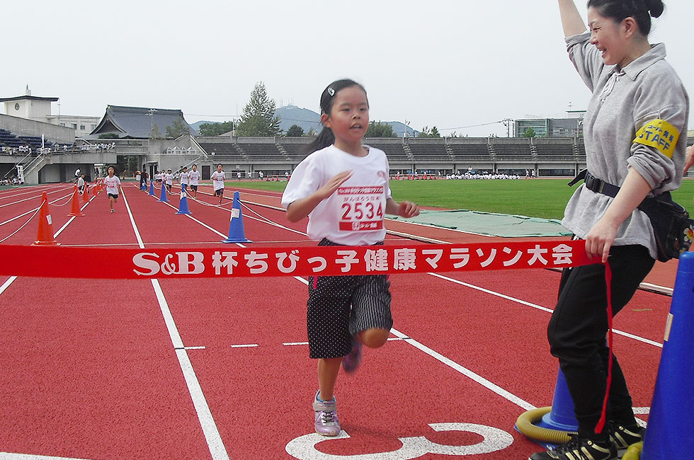 2年女子は昨年2位の小杉さんが6分33秒で優勝。