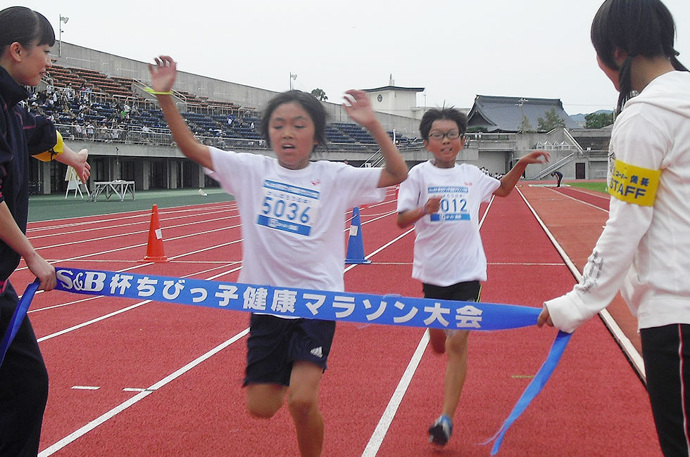 5年男子は大接戦、西城くんが10分57秒で連覇達成。	