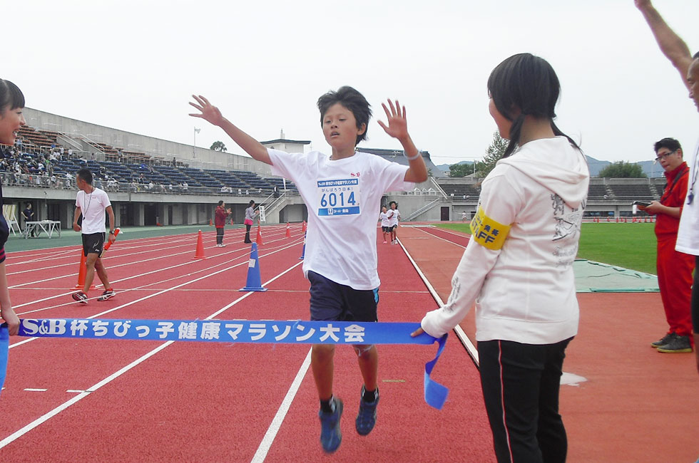 6年男子は堀野くんが11分8秒で連覇達成。