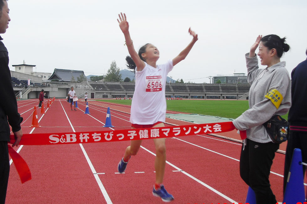 6年女子は佐々木さんが函館大会新記録で4度目のＶ。