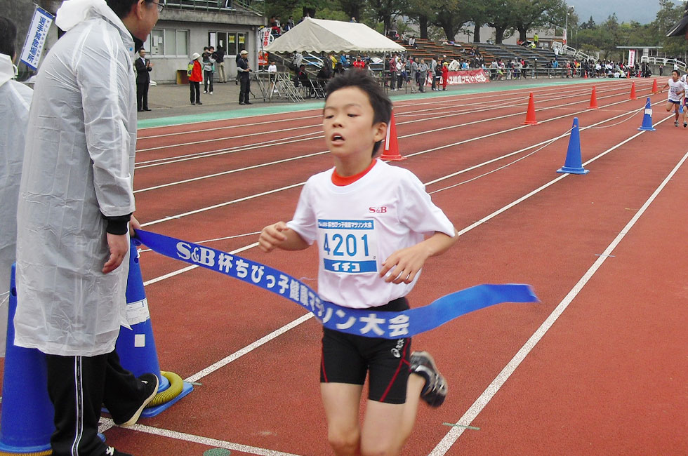 4年男子は上原くんが7分32秒で初優勝。