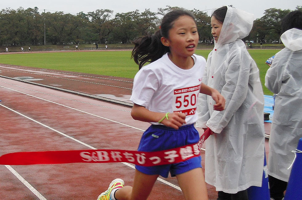 5年女子は清水さんが11分56秒で初優勝。