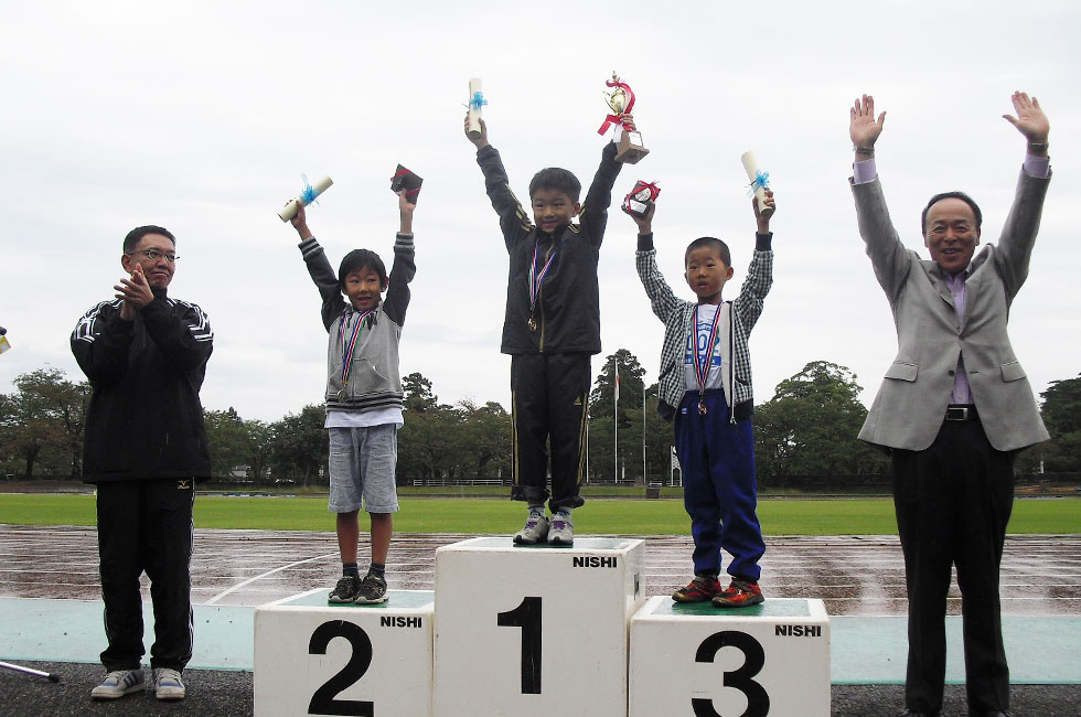 1年男子表彰。左から2位松下くん、1位越くん、3位小野塚くん。