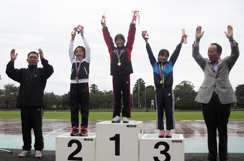  3年女子表彰。左から2位林さん、1位加藤さん、3位北野さん。