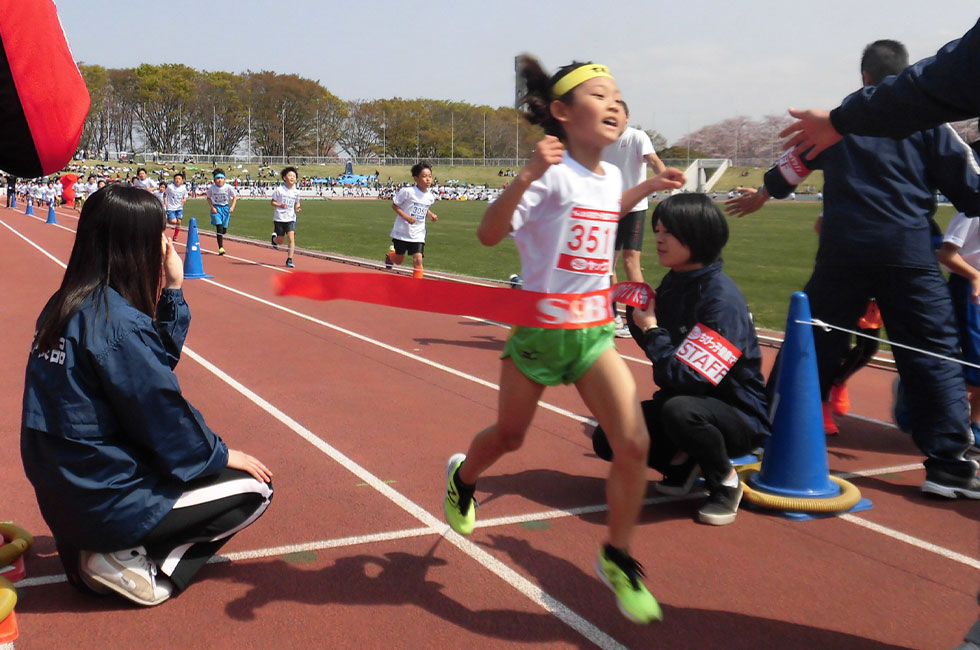 3年女子は鶴岡さんが7分58秒の好記録で連覇達成。