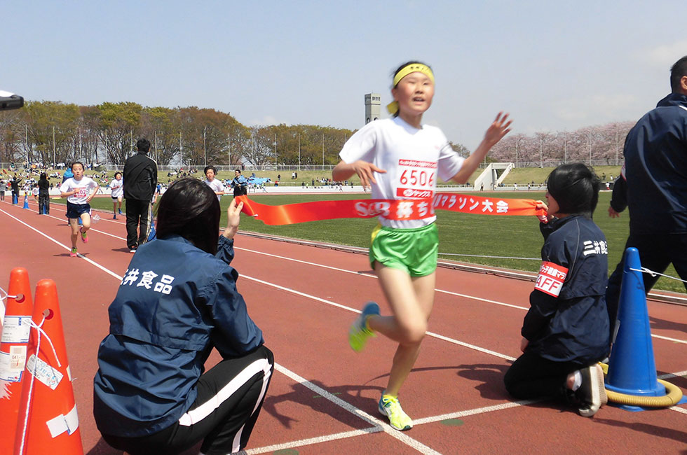 6年女子は鶴岡さんが10分34秒の好記録で連覇達成。