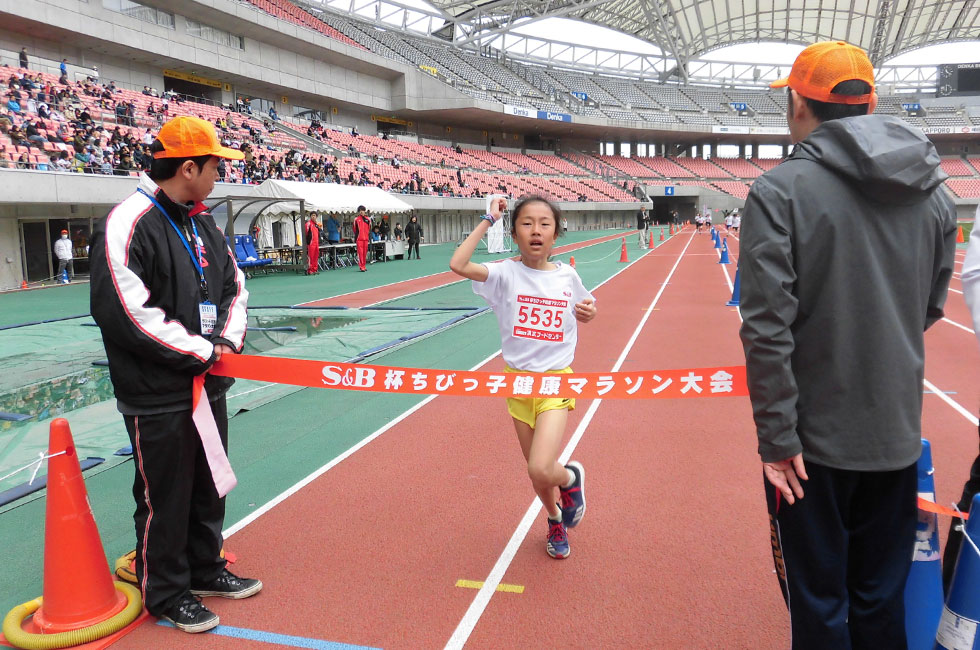 5年女子は落合さんが11分55秒で初優勝。