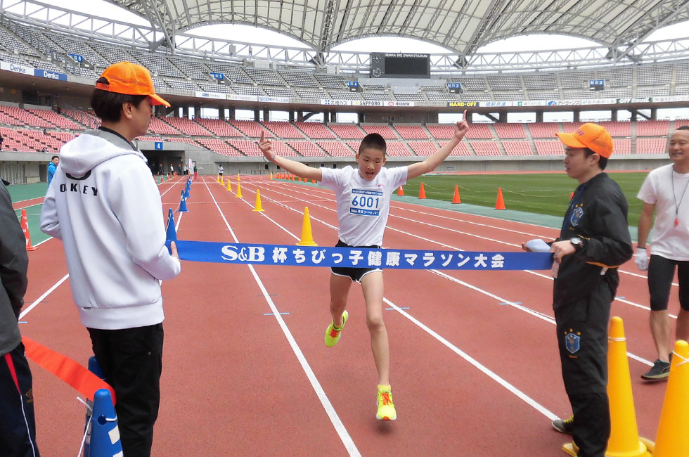 6年男子は堀内くんが10分51秒で5連覇達成。