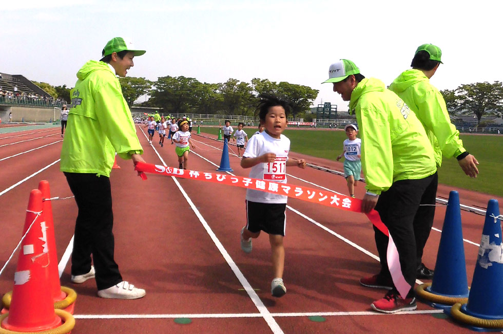 1年女子は小林さんが6分53秒で優勝。
