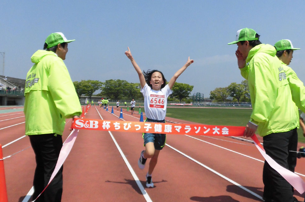 6年女子は川西さんが10分59秒で嬉しい初優勝。