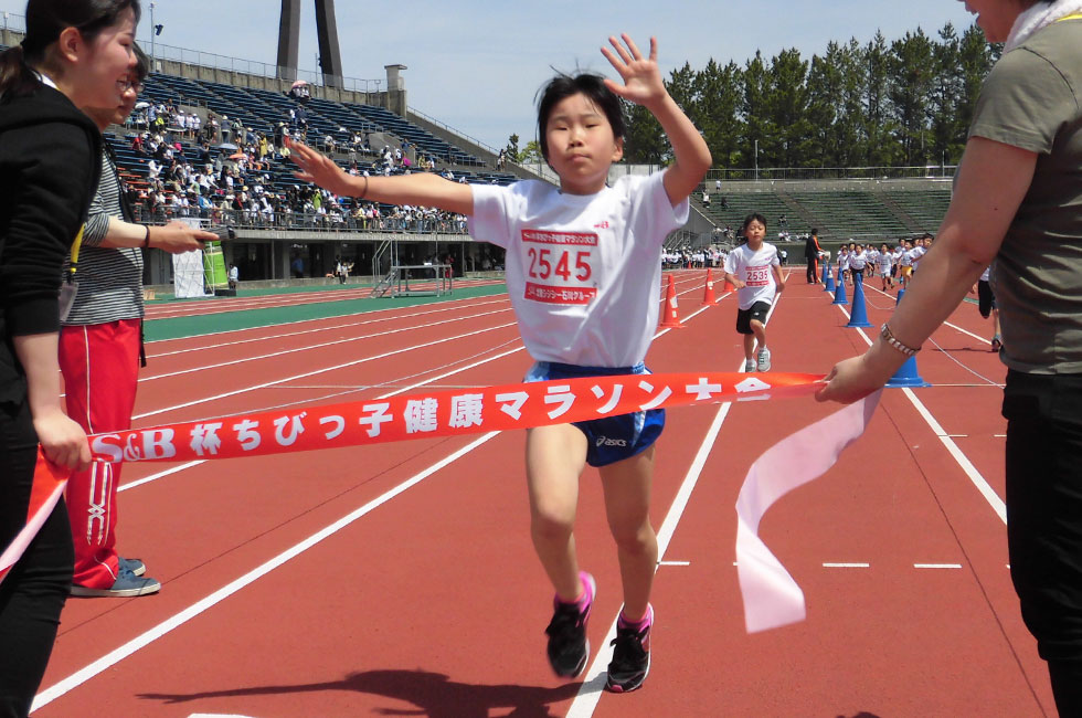 2年女子は山本さんが6分21秒の好記録で連覇。