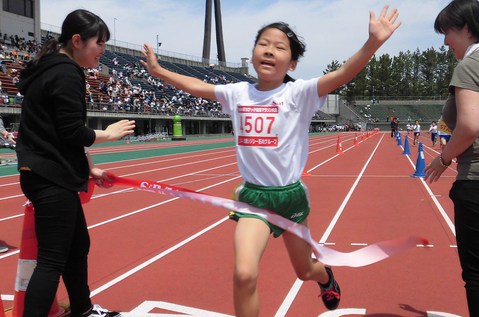 4年女子は橋村さんが7分43秒で4連覇達成。