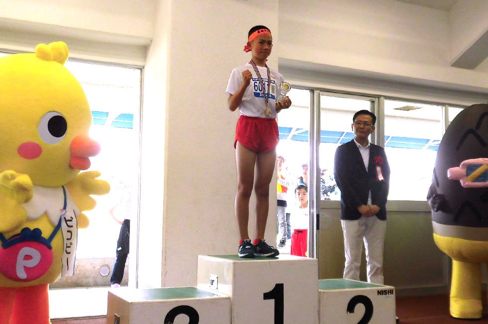 6年男子優勝の内堀くんは6連覇達成で特別表彰