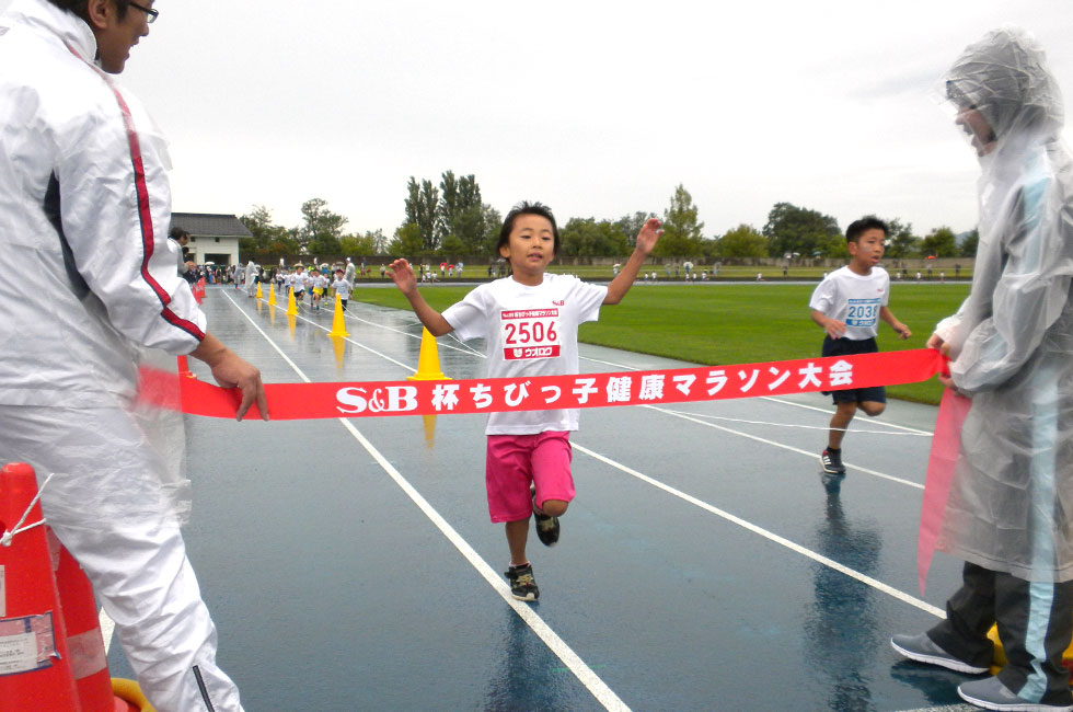 2年女子は海老名さんが大会記録で優勝。