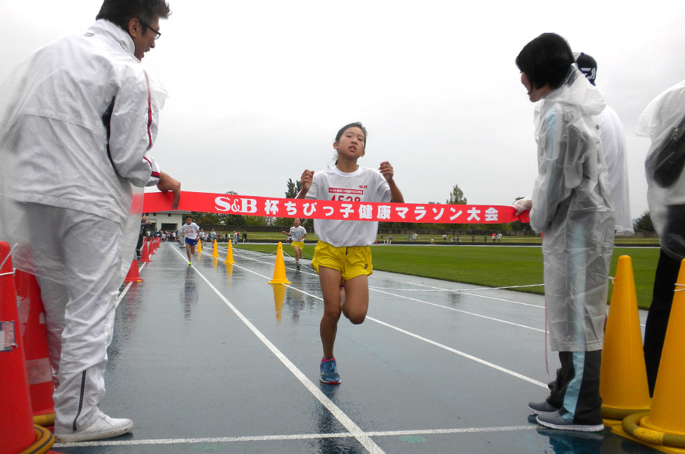4年女子は安達さんが大会記録で走破。