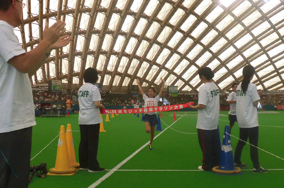 6年女子は山崎さんが11分7秒で連覇達成。