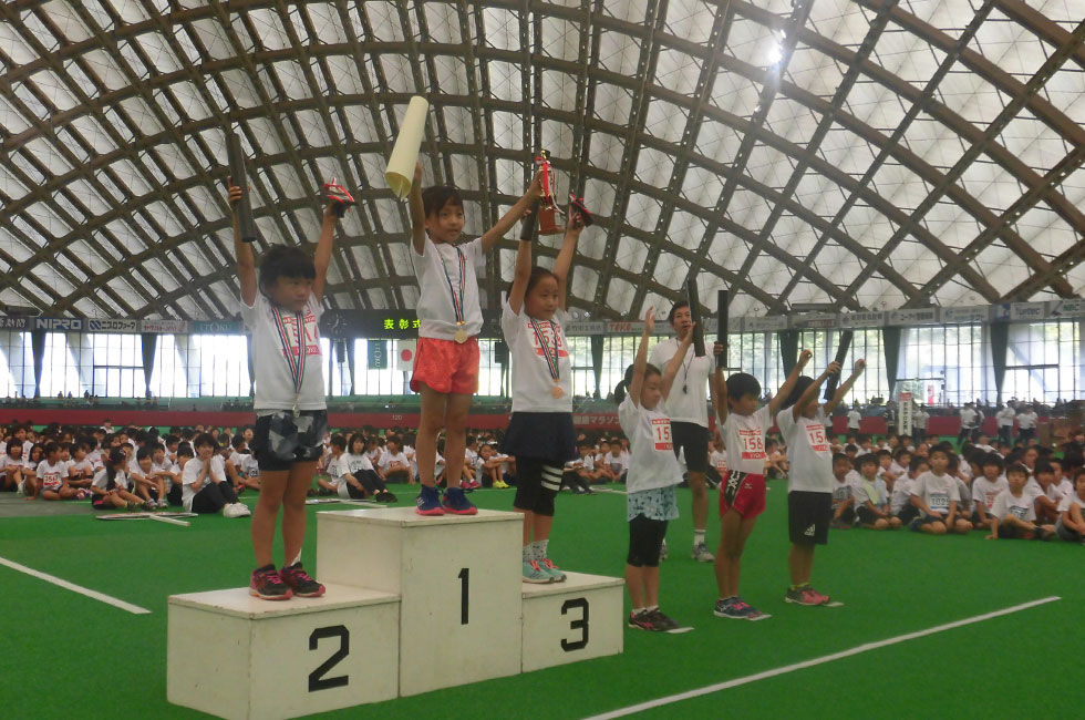 1年女子表彰。千葉さんが6分49秒の好記録で優勝。