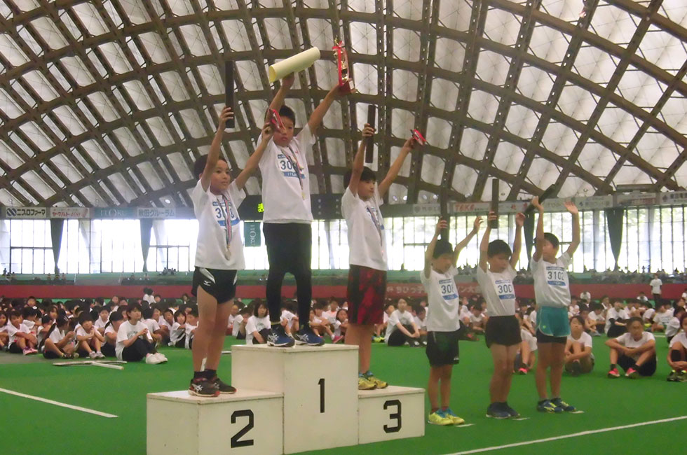 3年男子表彰。鎌田くんが7分59秒で初優勝。