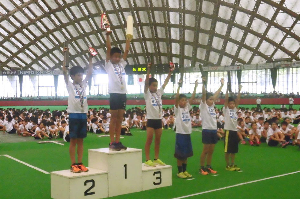 4年男子表彰。高橋くんが7分16秒の好記録で連覇達成。