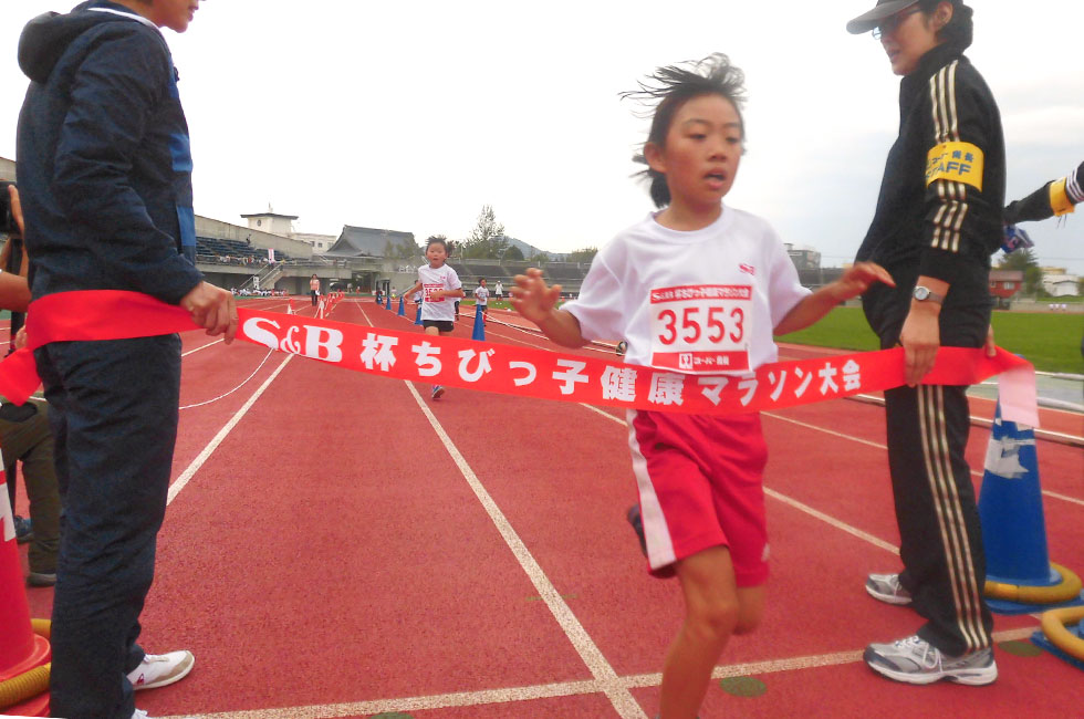 3年女子は小松さんが8分28秒で初優勝。