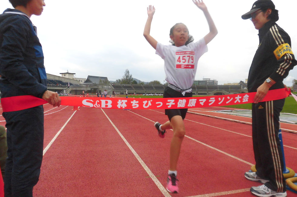 4年女子は及能さんが7分36秒で連覇達成。