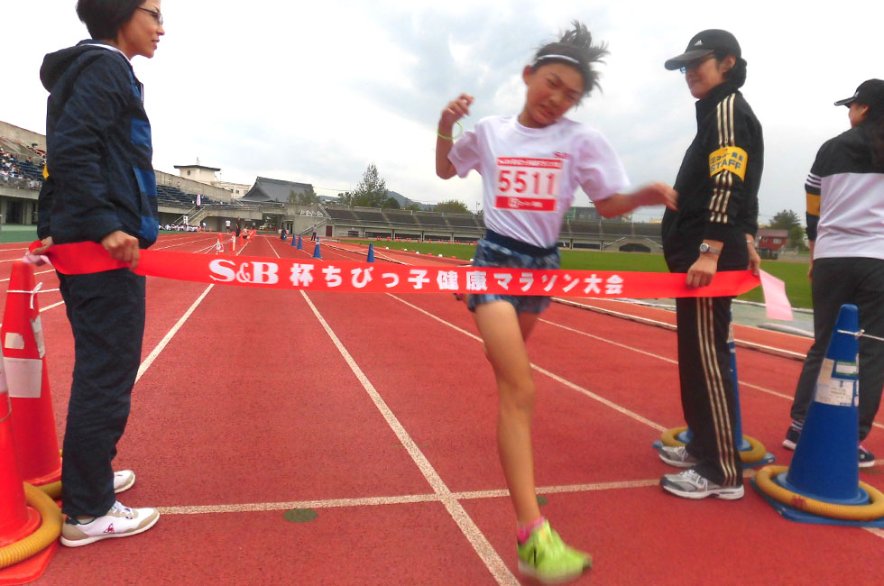 5年女子は長谷川さんが11分24秒で3連覇達成。