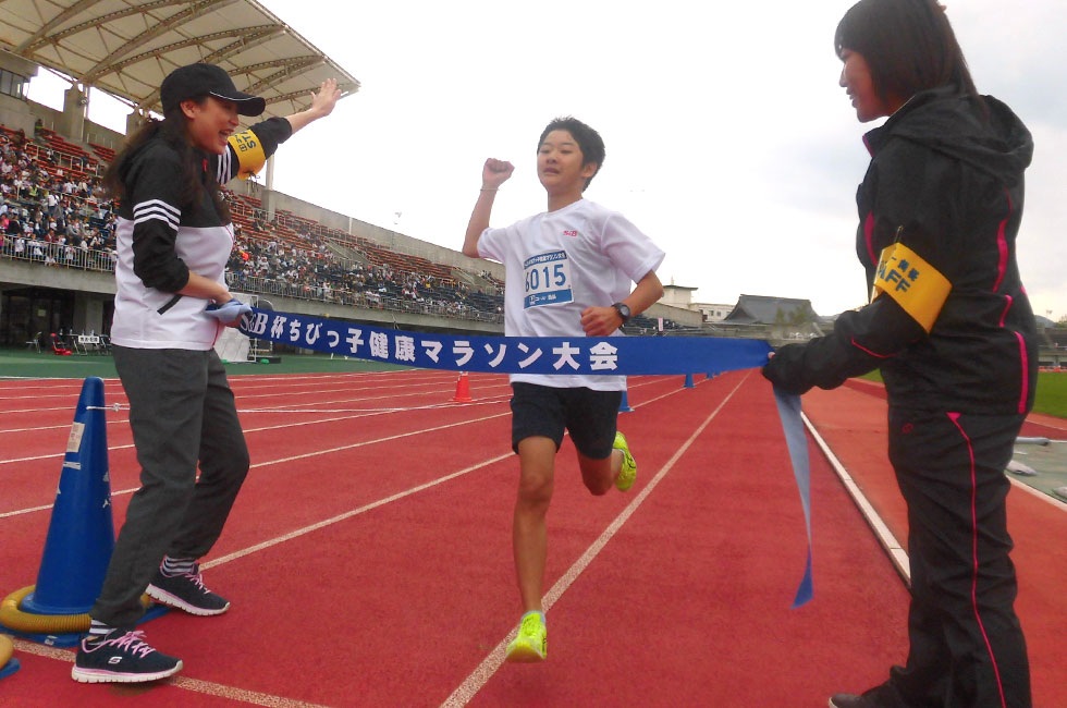 6年男子は小野くんが10分36秒で3連覇達成。