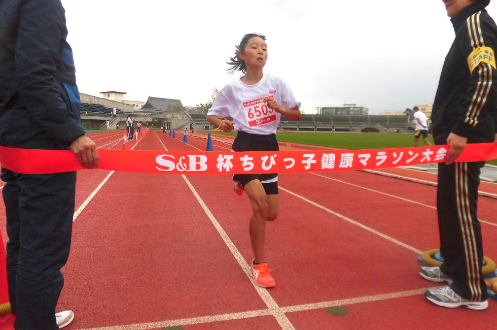 6年女子は渡部さんが11分29秒で初優勝。