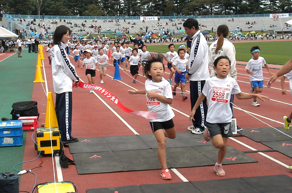 2年女子は諏訪さん（左）が倉田さんとの接戦を制し優勝。