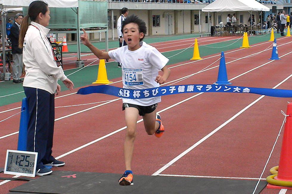 4年男子は高橋くんが好記録で初優勝。