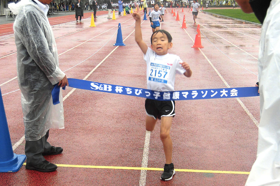 2年男子は小野寺くんが5分57秒で連覇達成。